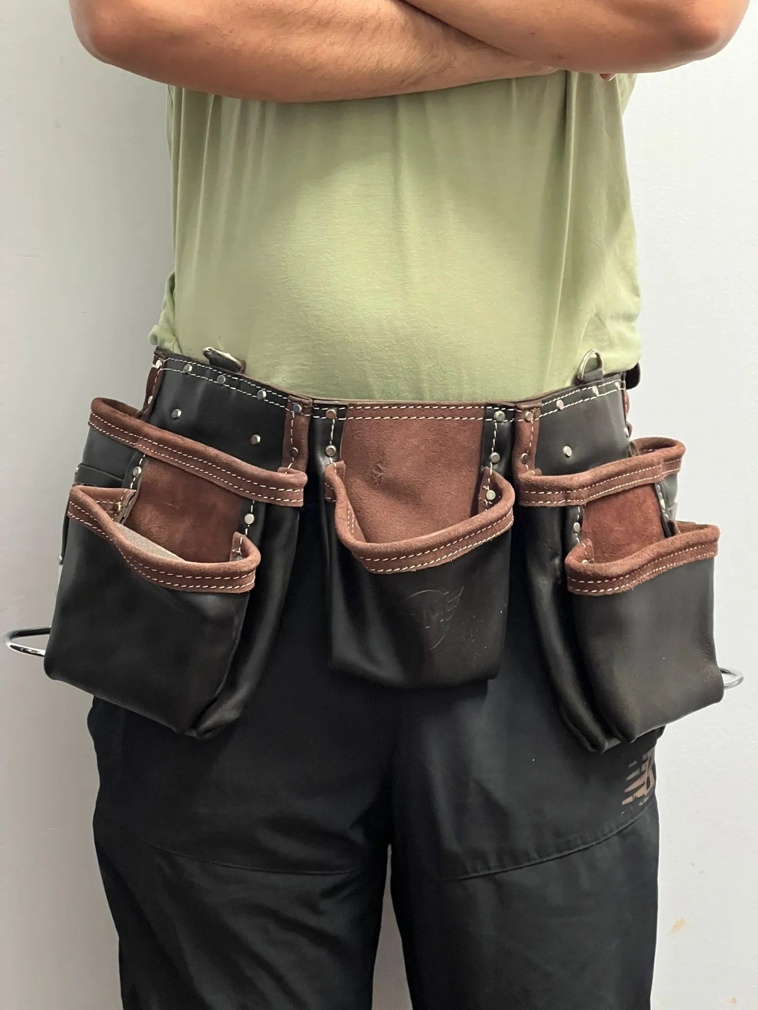 A guy wearing a RM tool Leather Belt